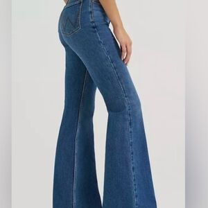 Wrangler Women's High-Rise Fierce Flare Leg Jeans NWT Size 12/31 X 32